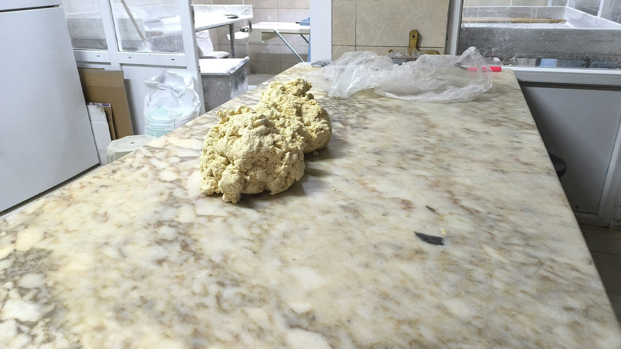 Tatlı Hamurunu Ayağıyla Çiğnedi (6)