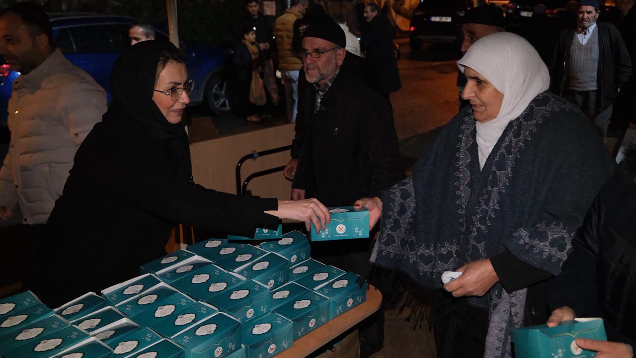 Yalova Altinova Berat Kandili Belediye Baskan Vatandas Bulusma Simit Dagitma (1)