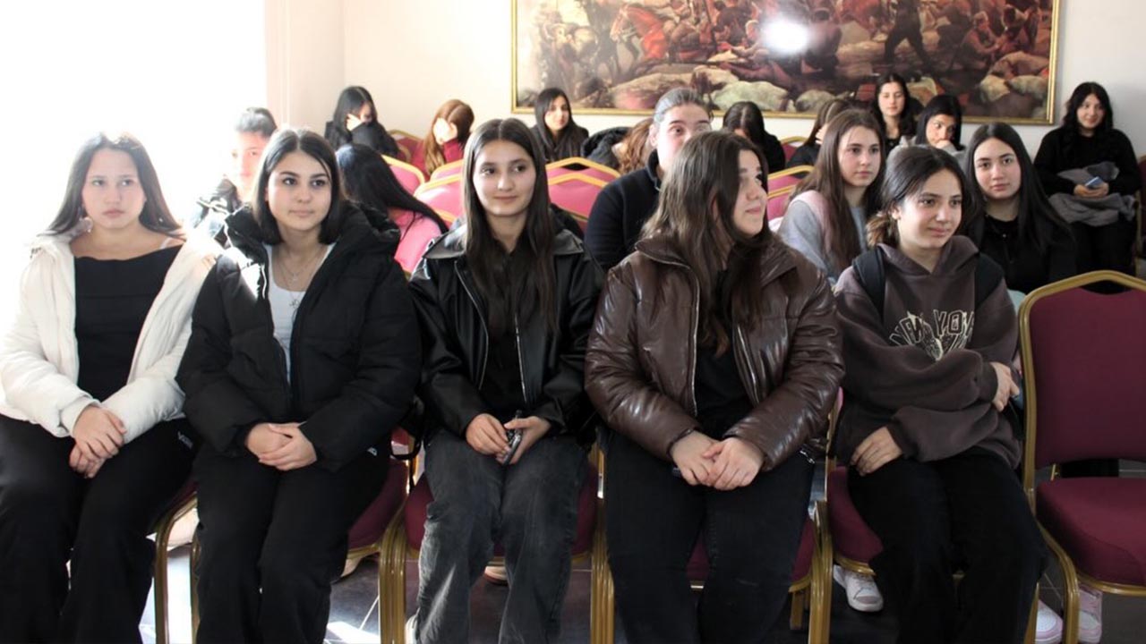 Yalova Barosu Adnan Menderes Teknik Anadolu Lise Adalet Bolum Ogreciler Baskan Bilgilendirme (4)