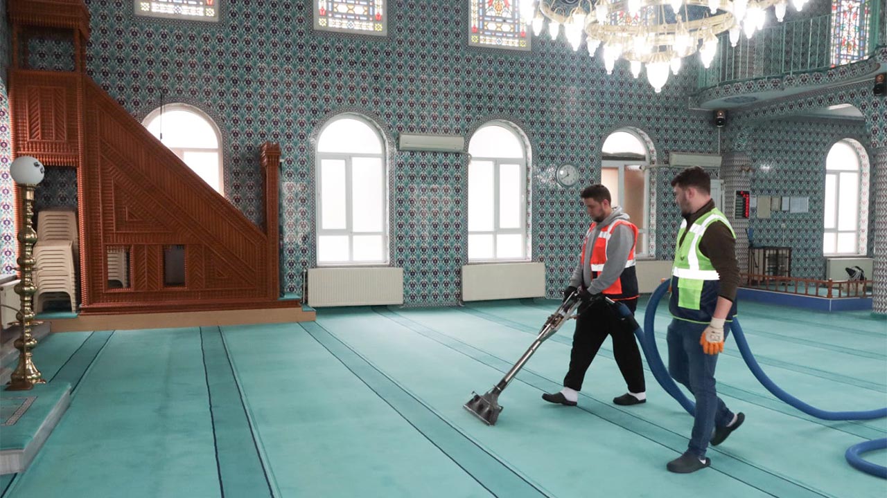 Yalova Belediye Temizlik Isleri Ekipler Cami Ramazan Oncesi Temizlik (1)