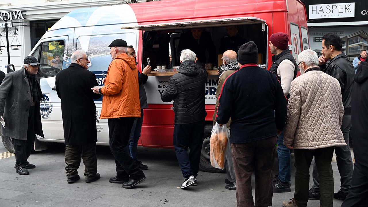 Yalova Beledi̇yesi̇’nden 6 Şubat Depremi̇’ni̇n Yil Dönümünde Vatandaşlara Helva İkrami (1)