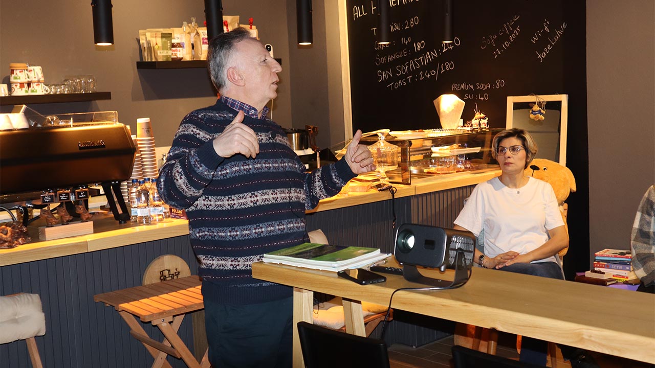 Yalova Ciftlikkoy Eski Vali Akademisyen Yesil Mavi Yol Konusma (1)