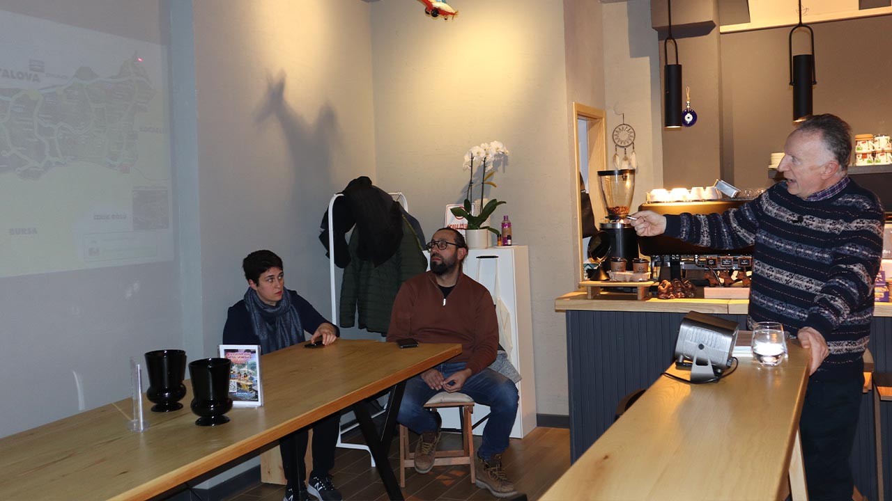 Yalova Ciftlikkoy Eski Vali Akademisyen Yesil Mavi Yol Konusma (5)