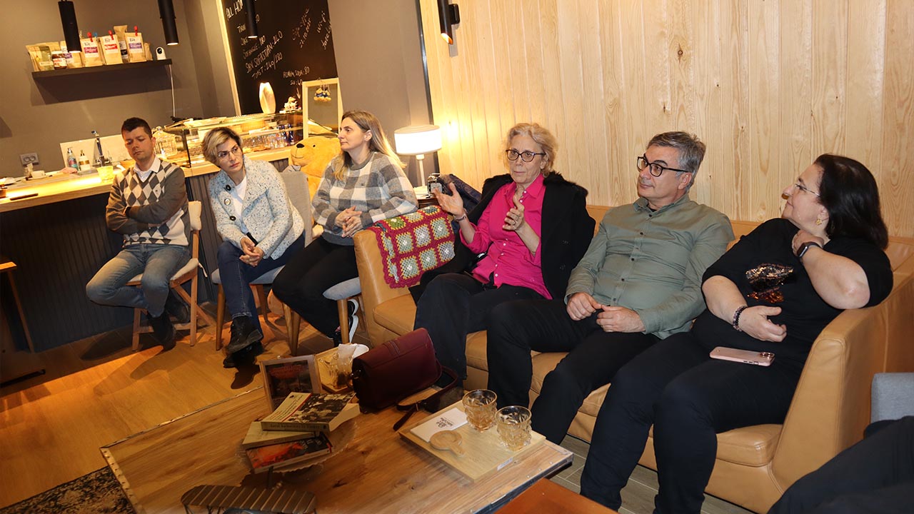 Yalova Ciftlikkoy Eski Vali Akademisyen Yesil Mavi Yol Konusma (6)