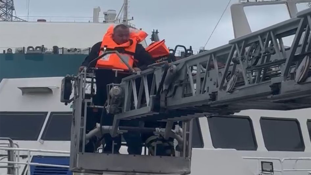 Yalova’da Fırtına Nedeniyle Gemideki 6 Kişi Tahliye Edildi (1)