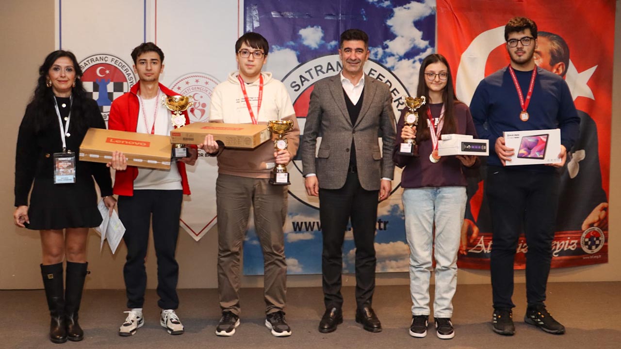 9. Uluslararasi Yürüyen Köşk Satranç Turnuvasi Sona Erdi̇ (10)