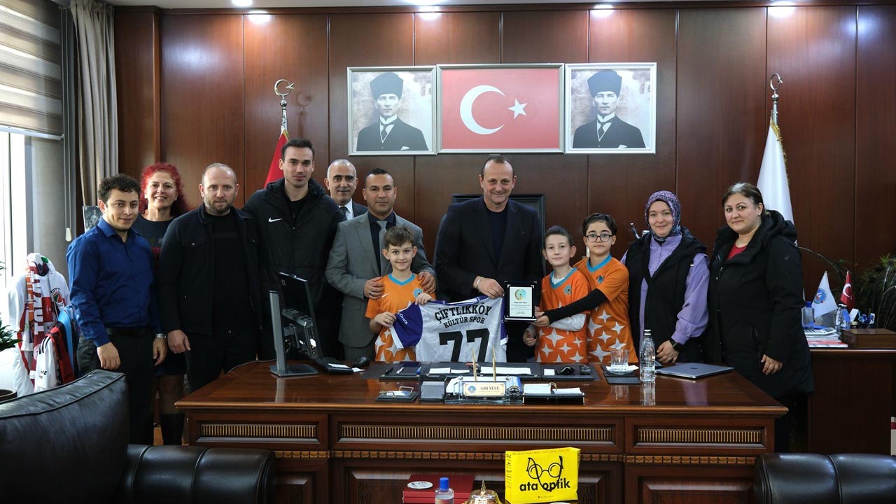 Şampiyonlar Kupalarını Başkan Yele’yle Paylaştı (2)