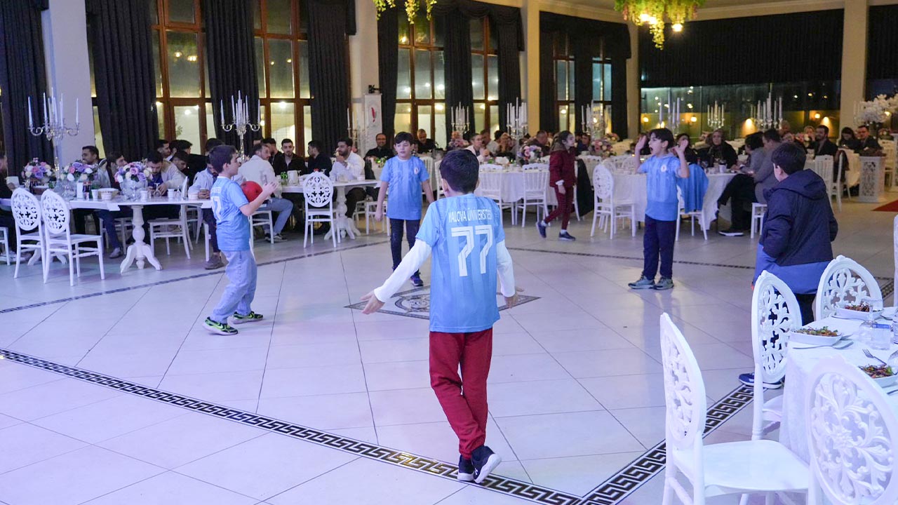 Yalova Üniversitesi Şampiyonluğunu Coşkuyla Kutladı (1)