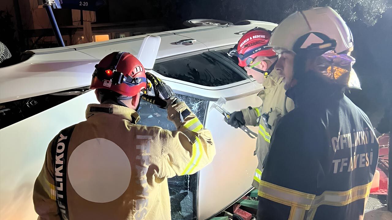 Çiftlikköy’de Feci Kaza Savrulan Araçtaki İki Kadın Kurtarıldı (3)