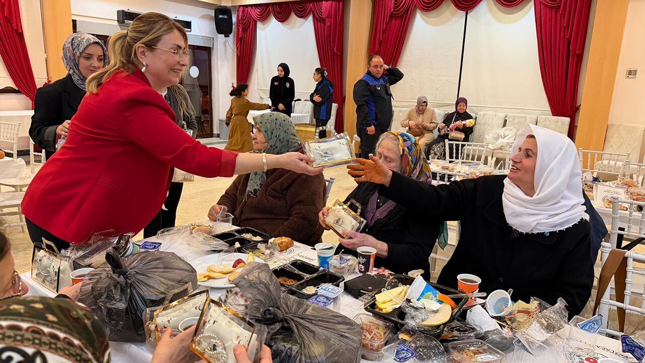 Fazlaca Biz Büyük Bir Aileyiz (2)