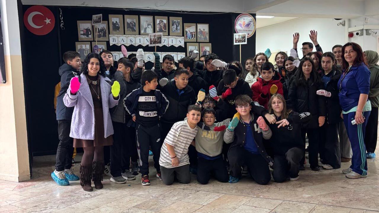 Renkli Çoraplarla Kalplere Dokundular (2)