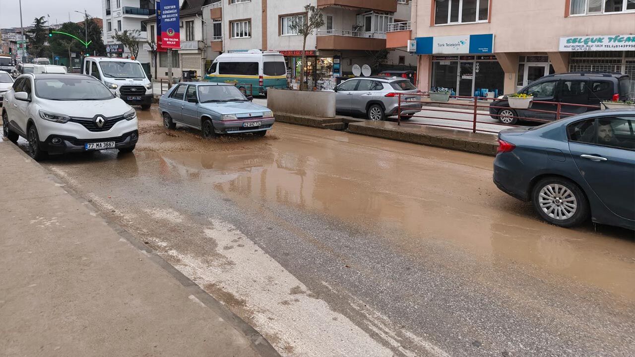 Şehit Ömer Faydalı Caddesi Çamur Deryasına Döndü (4)