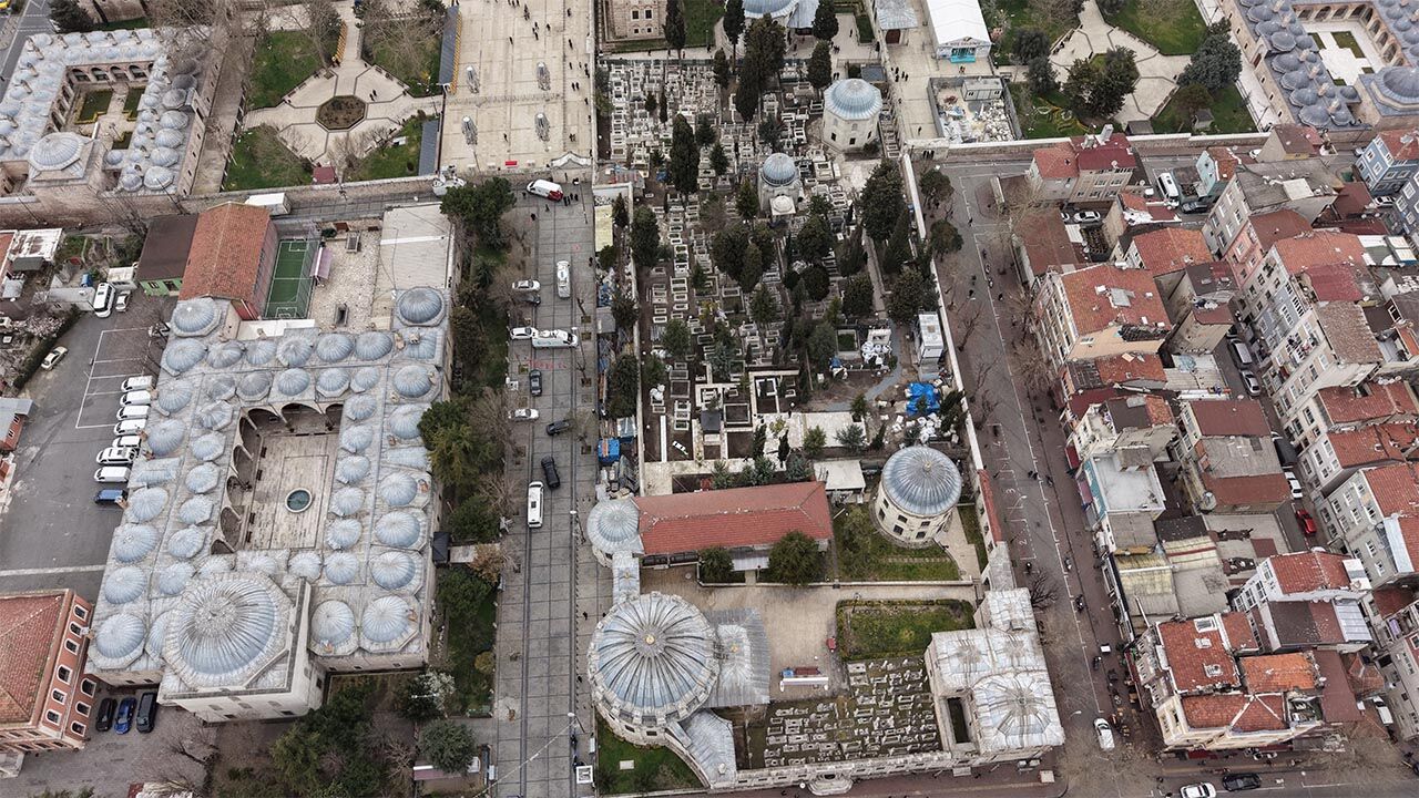 Tarihçi İlber Ortaylı’nın Defnedileceği Tarihi Hazirede Hazırlıklar Sürüyor (1)