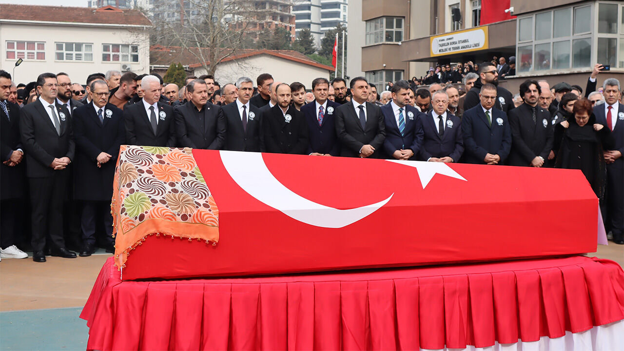 Yüzlerce Meslektaşı Fatma Nur Öğretmeni Son Yolculuğuna Uğurladı (1)