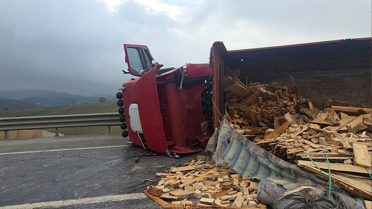 Yalova Bursa Yol Supurgelik Tir Devrilme Trafik Kaza Yarali (2)