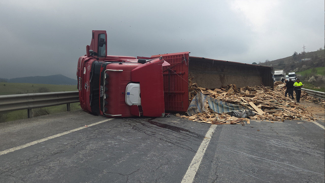 Yalova Bursa Yol Supurgelik Tir Devrilme Trafik Kaza Yarali (3)