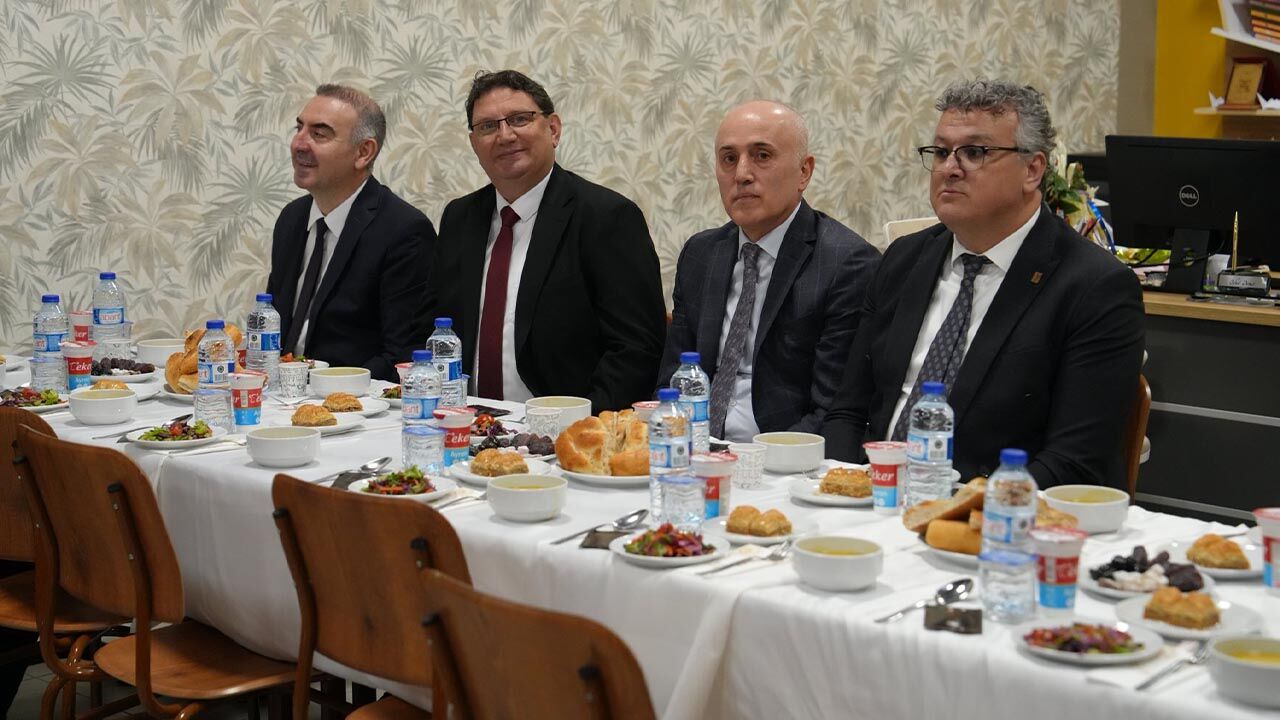 Vali Usta Ve Bahçekapılı Öğrencilerle İftar Yaptı (2)