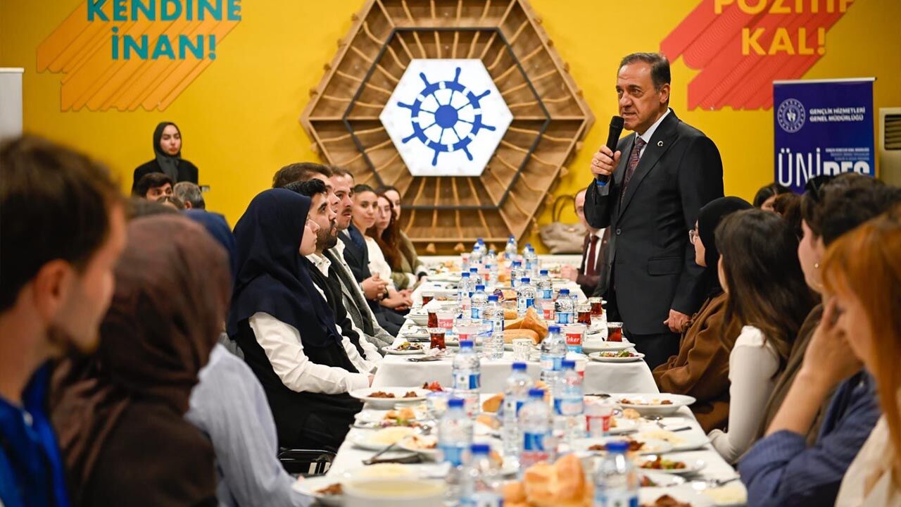 Vali Usta Ve Bahçekapılı Öğrencilerle İftar Yaptı (4)