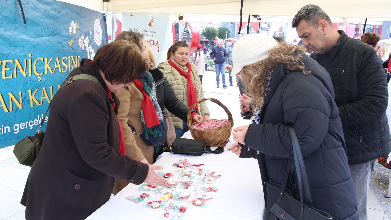 Yalova Balkan Gocmen Martenicka Bahar Mujde Beyaz Kirmizi Ip Bileklik (3)