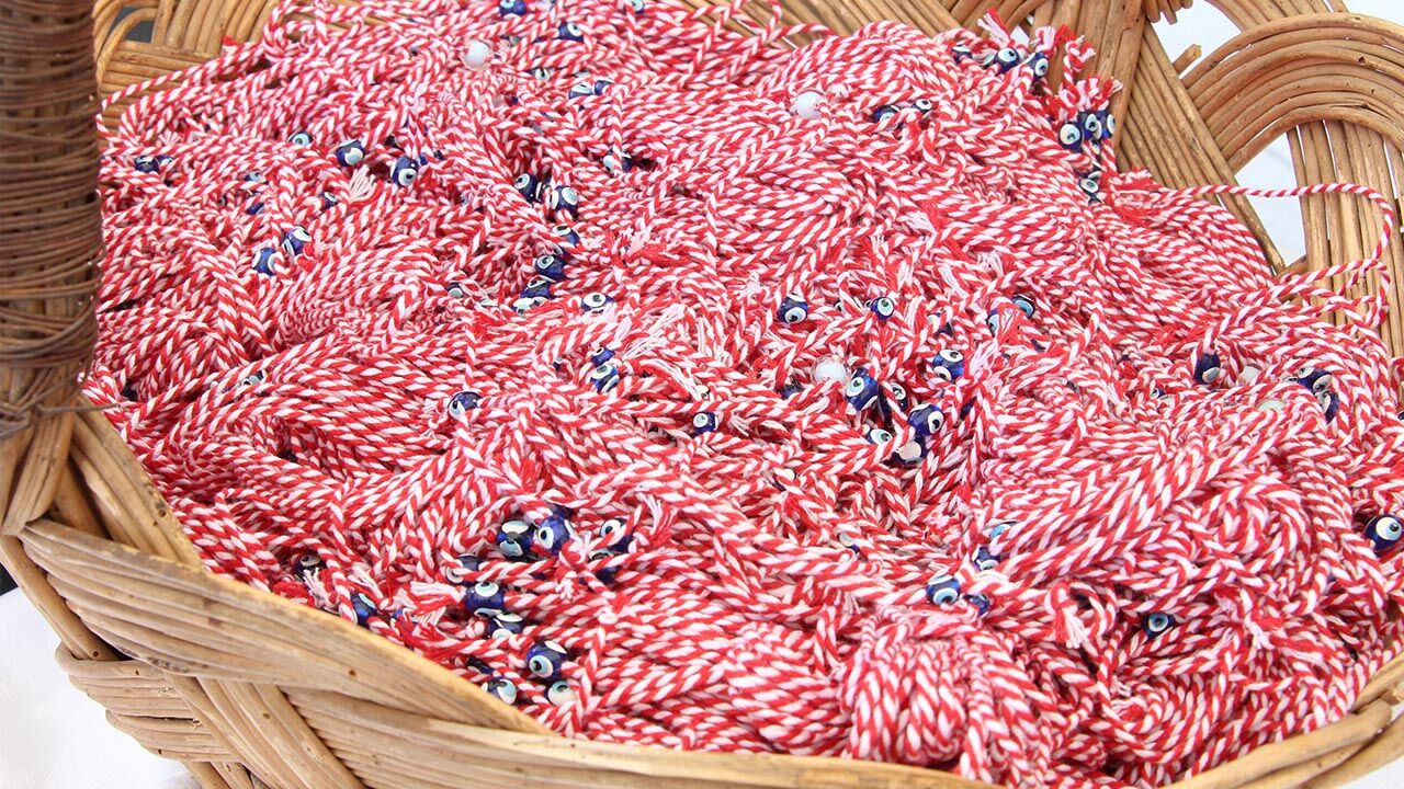 Yalova Balkan Gocmen Martenicka Bahar Mujde Beyaz Kirmizi Ip Bileklik (4)