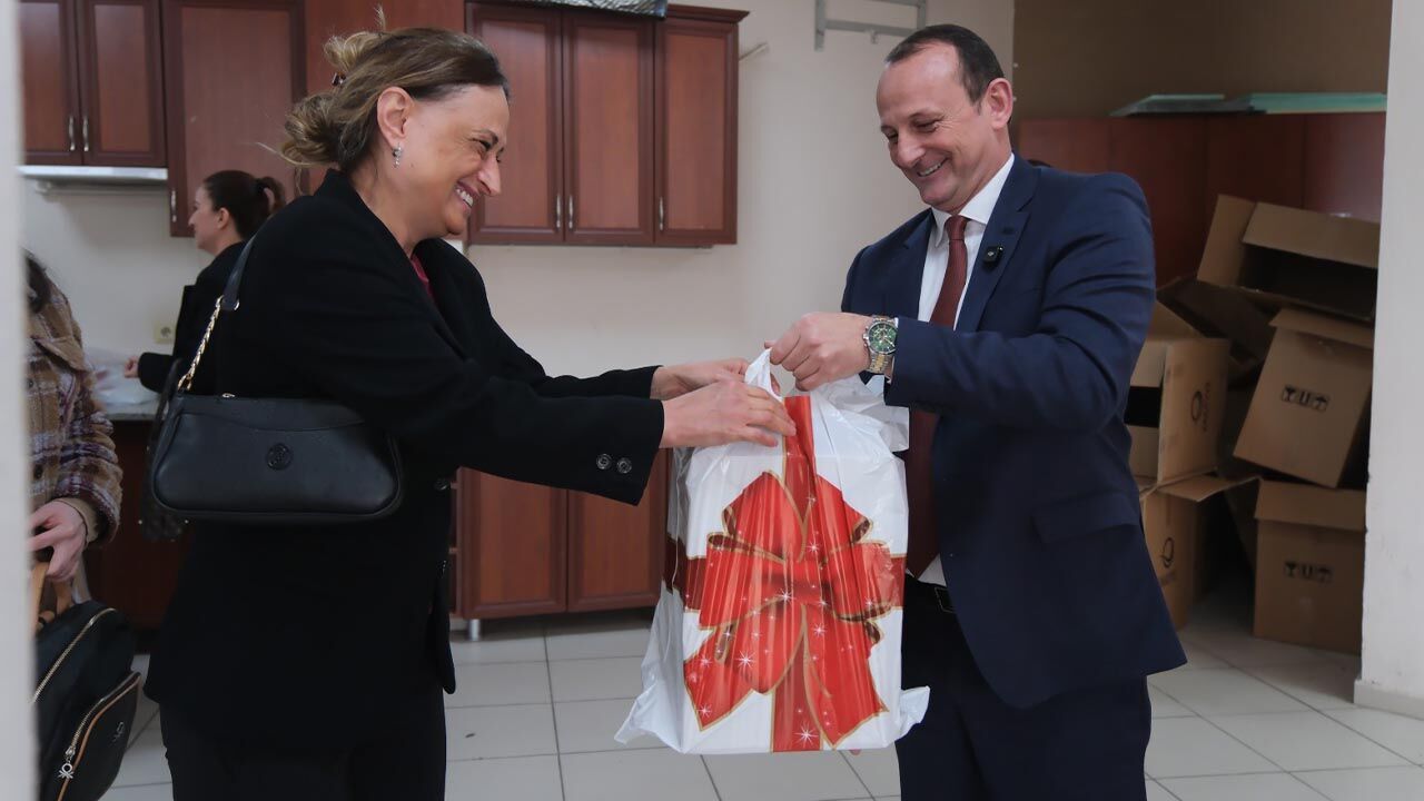 Yalova Ciftlikkoy Belediye Baskan Kadin Calisan Personel Gun Kutlama Hediye (1)