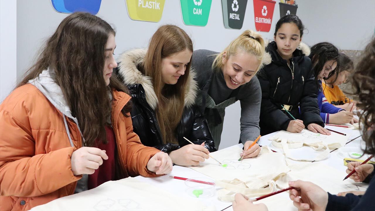Yalova Ciftlikkoy Belediye Geri Donusum Merkez Uluslararasi Atik Gunu Ogrenciler Ziyaret (2)