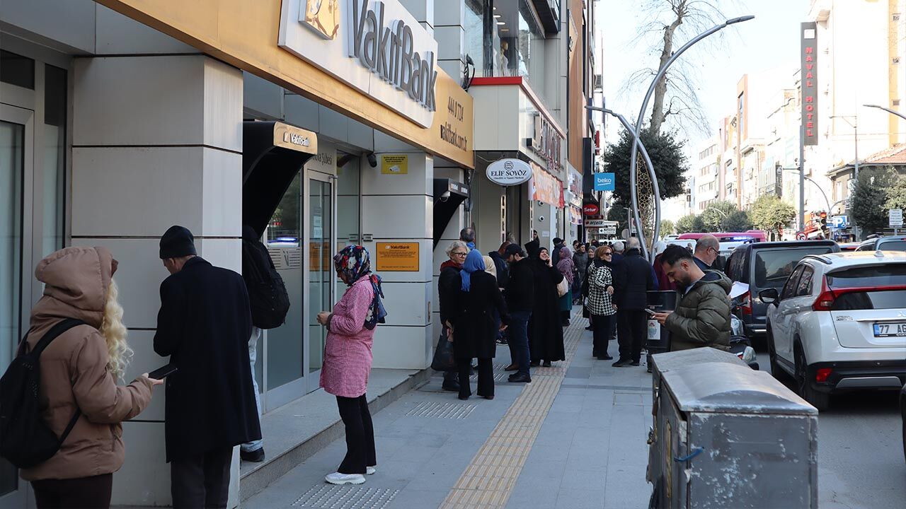 Yalova’da Banka Önlerinde Uzun Kuyruklar Oluştu (2)