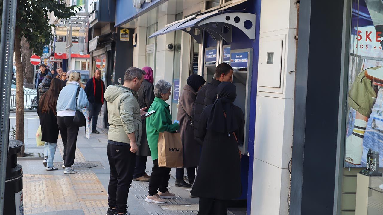Yalova’da Banka Önlerinde Uzun Kuyruklar Oluştu (3)