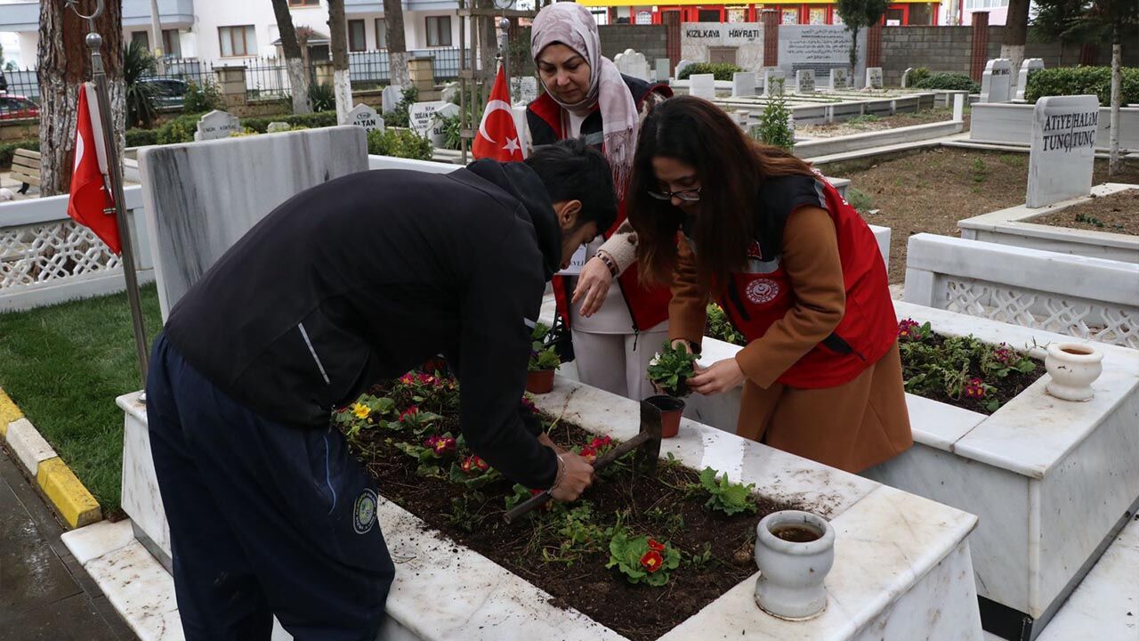 Yalova’da Şehit Kabirleri Titizlikle Denetlendi (4)