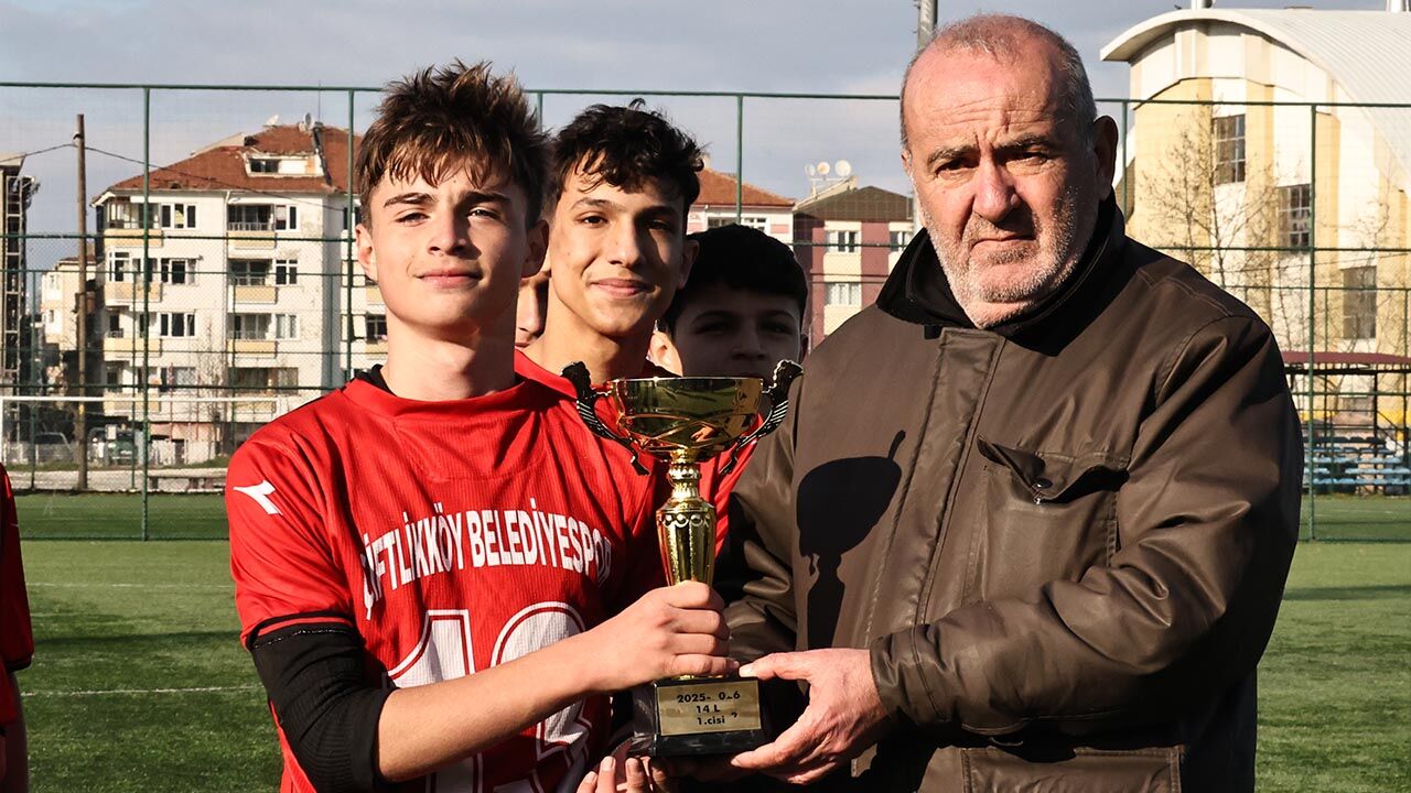 U 14’Lerde Şampiyonluk Kupası Çiftlikköy Belediyespor’un (4)