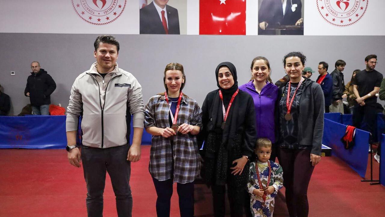 Yalova 14 Mart Tip Bayram Masa Tenisi Turuva Saglik Calisanlari (1)