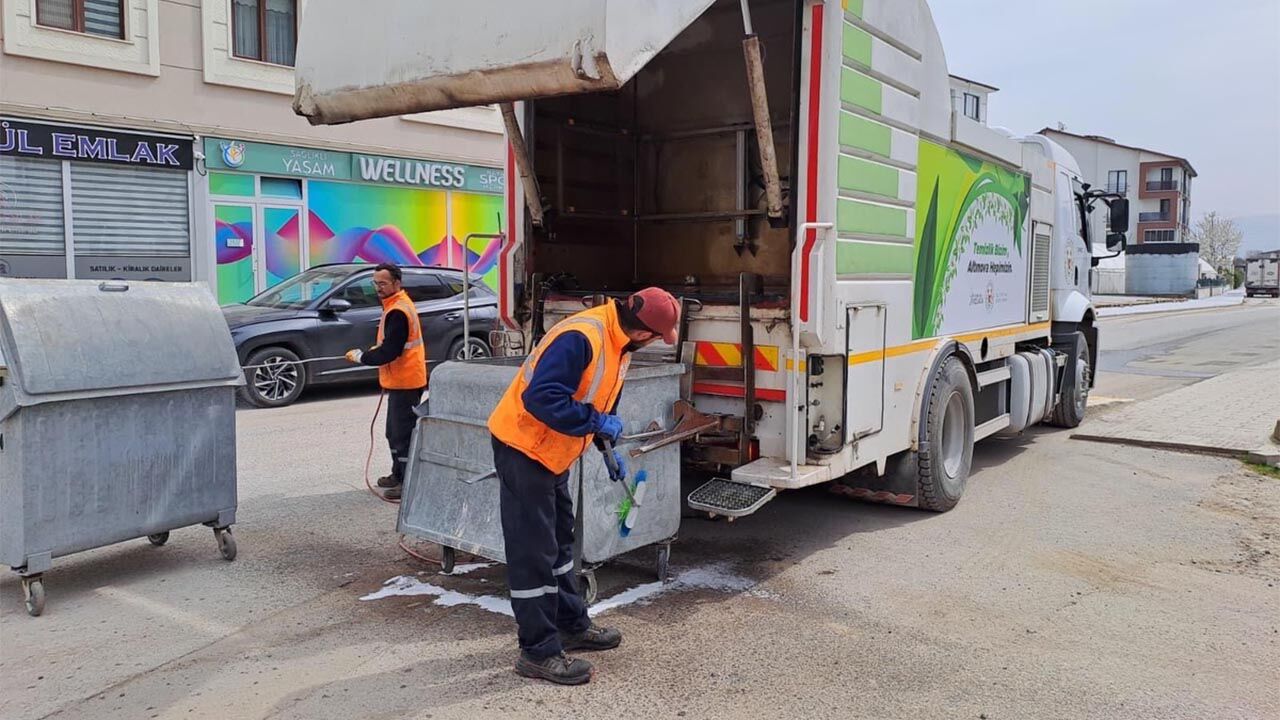 Altınova’da Konteynırlar Dezenfekte Ediliyor (1)