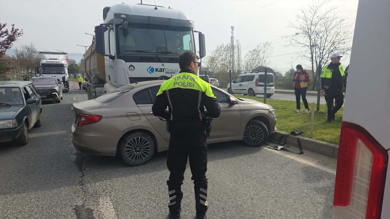 Dev Kamyon Duramadı Otomobili Önüne Katıp Sürükledi (2)