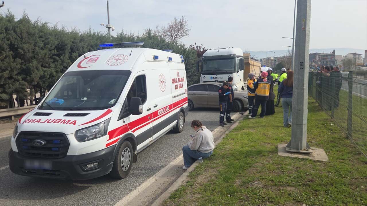 Dev Kamyon Duramadı Otomobili Önüne Katıp Sürükledi (3)