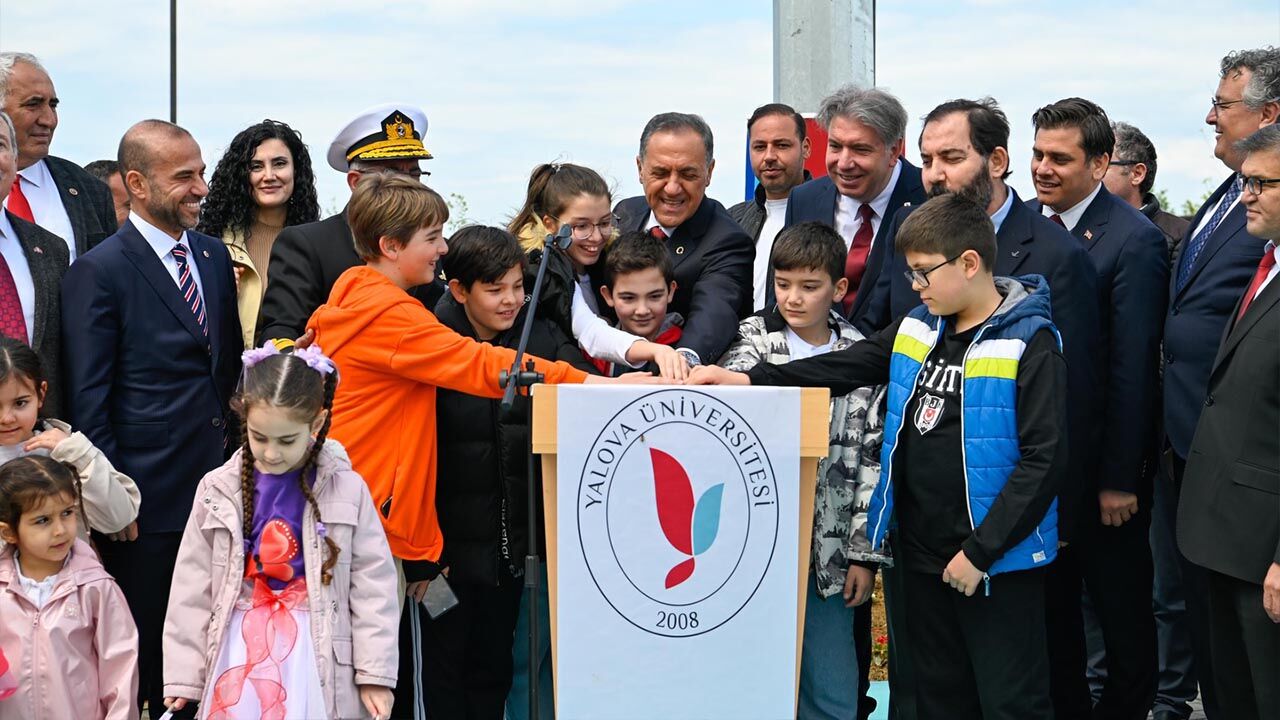 Dev Türk Bayrağı Törenle Göndere Çekildi (1)-1