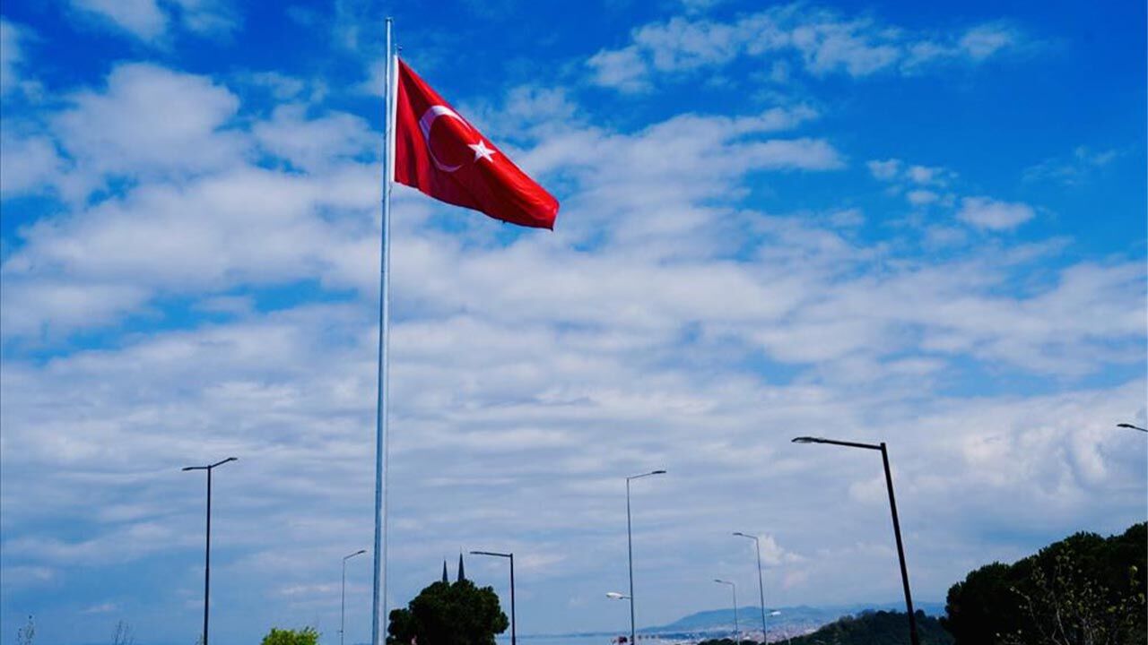 Dev Türk Bayrağı Törenle Göndere Çekildi (1)