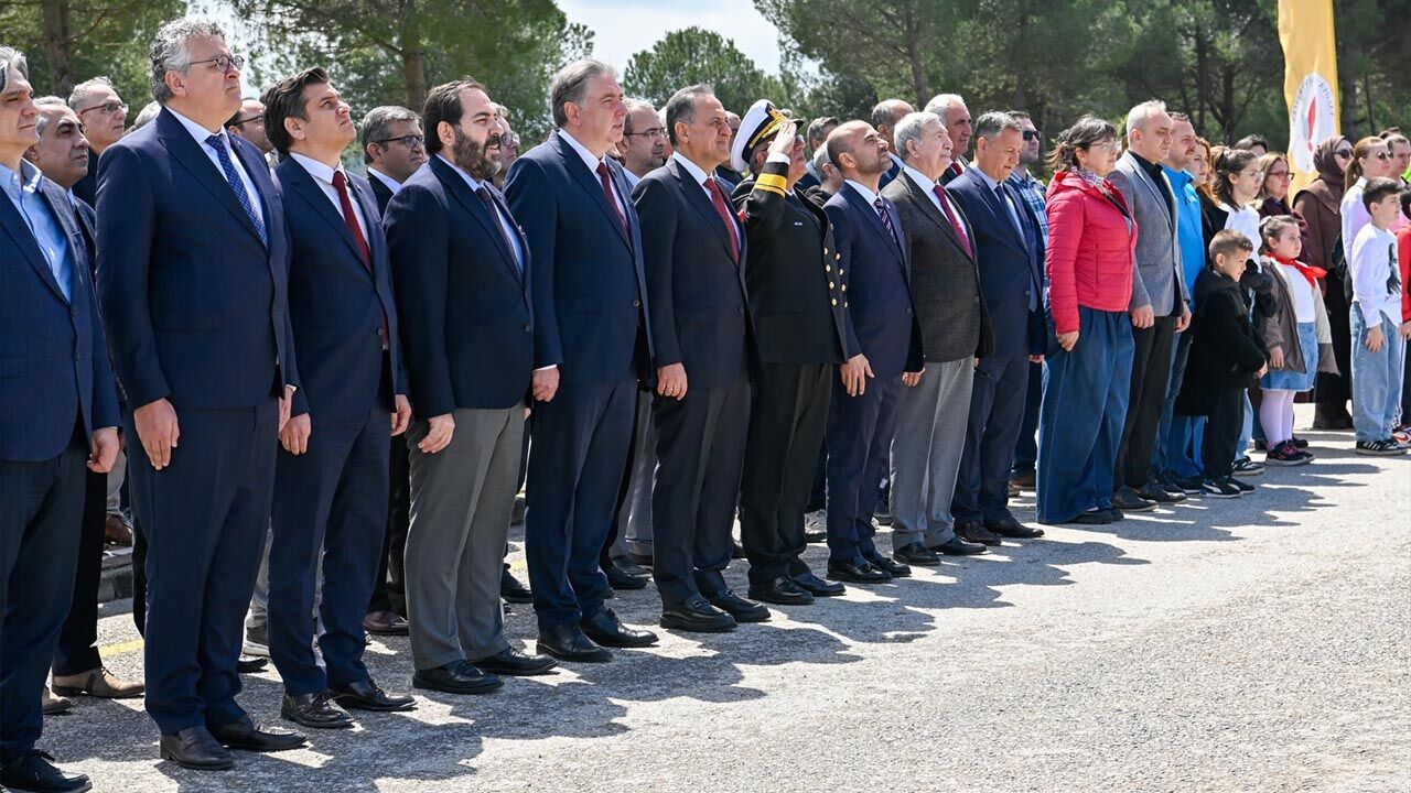 Dev Türk Bayrağı Törenle Göndere Çekildi (2)-1