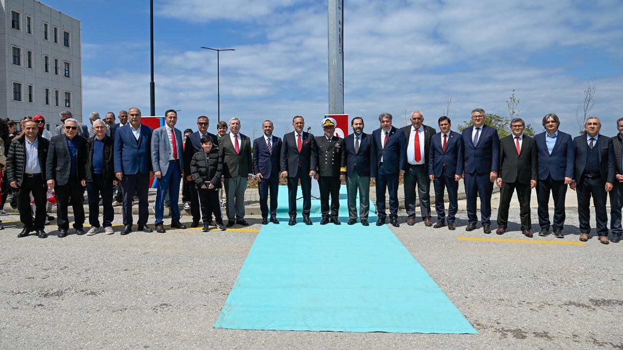 Dev Türk Bayrağı Törenle Göndere Çekildi (3)