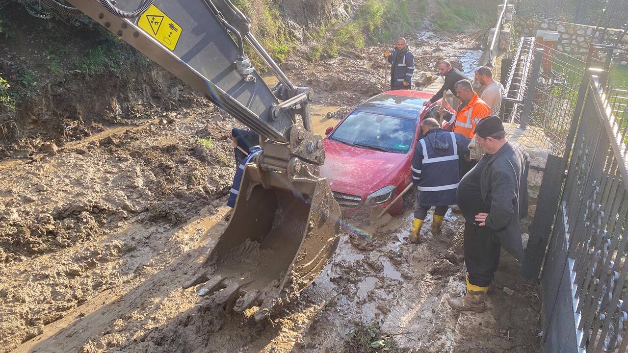 Esenköy’de Çamura Saplanan Araç 3 Saatte Kurtarıldı (2)