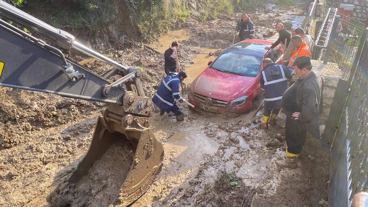 Esenköy’de Çamura Saplanan Araç 3 Saatte Kurtarıldı (3)