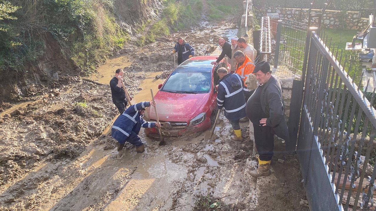 Esenköy’de Çamura Saplanan Araç 3 Saatte Kurtarıldı (4)