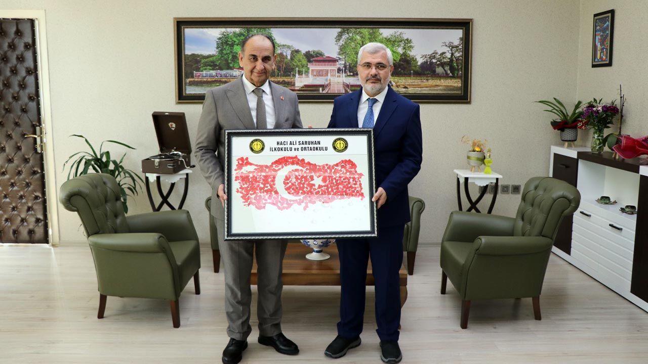 Yalova Altinova Haci Ali Saruhan Ilkokulu Bayrak Ilce Il Milli Egitim Mudur Vali 1000 Parmak Izli Turk Bayragi Ogrenciler (2)