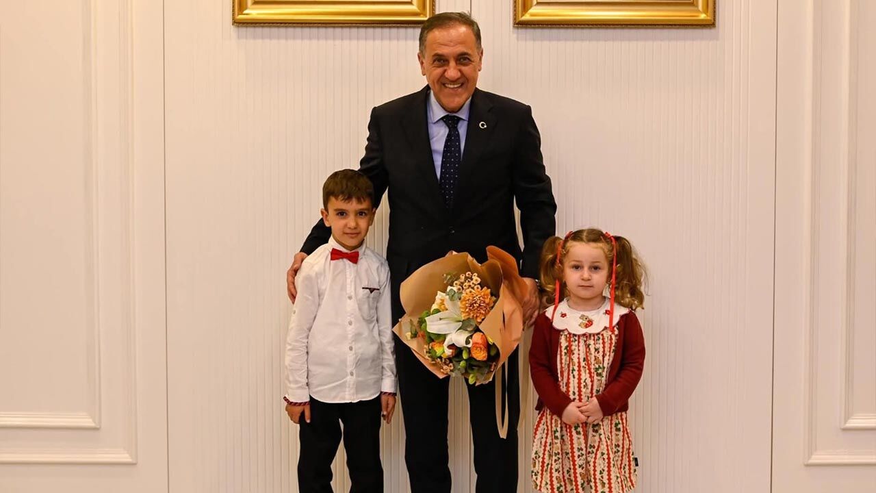 Yalova Altinova Haci Ali Saruhan Ilkokulu Bayrak Ilce Il Milli Egitim Mudur Vali 1000 Parmak Izli Turk Bayragi Ogrenciler (3)