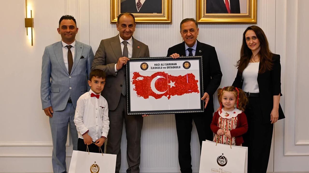 Yalova Altinova Haci Ali Saruhan Ilkokulu Bayrak Ilce Il Milli Egitim Mudur Vali 1000 Parmak Izli Turk Bayragi Ogrenciler (4)