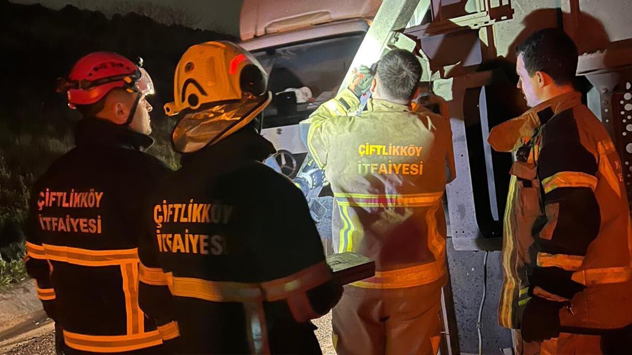 Yalova Ciftlikkoy Kilickoy Laladere Otoyol Kamyon Trafik Kaza Itfaiye Kurtarma (2)