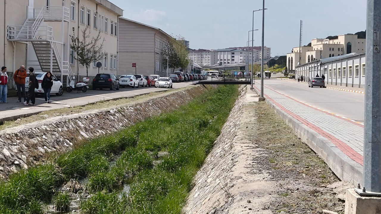 Yalova Üniversitesi Kampüsünde Öğrencilerden Dere Tepkisi (5)