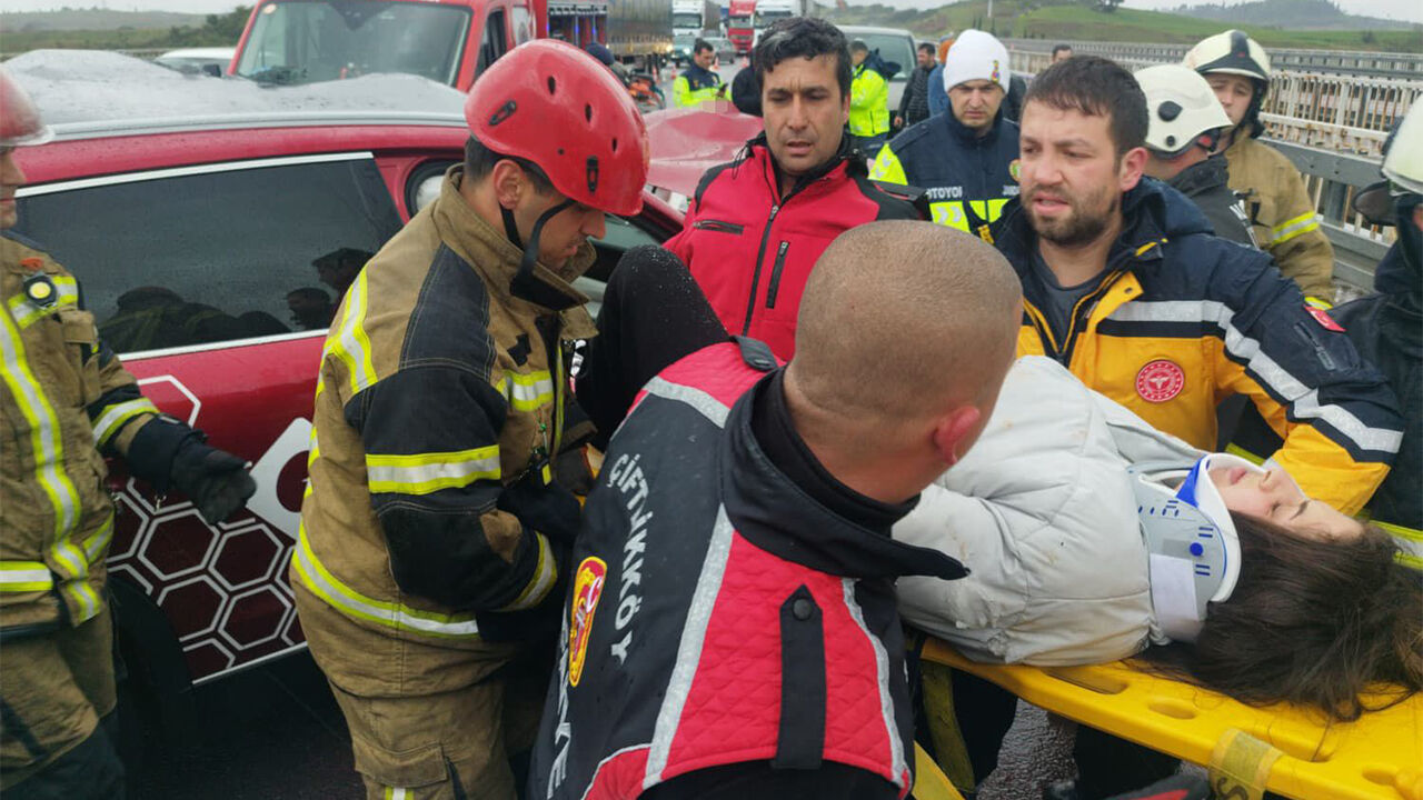 Yalova’da Tır Otomobille Çarpıştı 4 Yaralı (1)