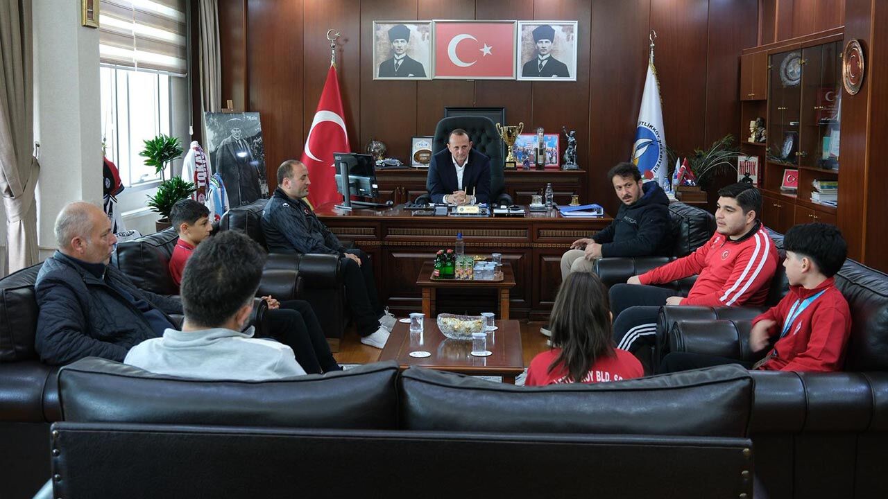 Şampiyon Karateciler Madalya Sevinçlerini Başkan Yele (4)