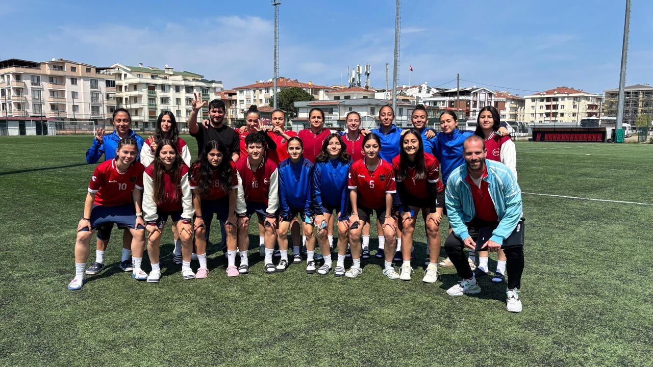 Şampiyon Kızlar Zaferin Tadını Çıkardı Haber (1)