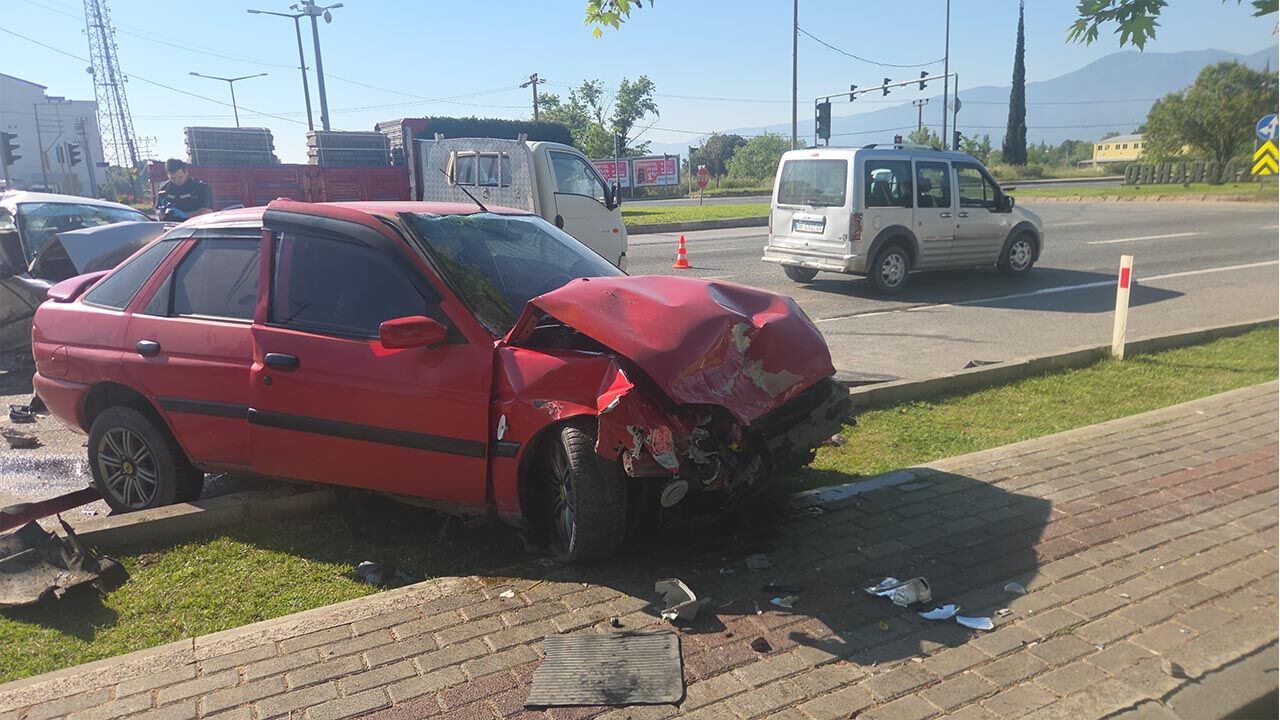 Kavşakta 4 Araç Birbirine Girdi 1 Ölü 4 Yaralı (3)